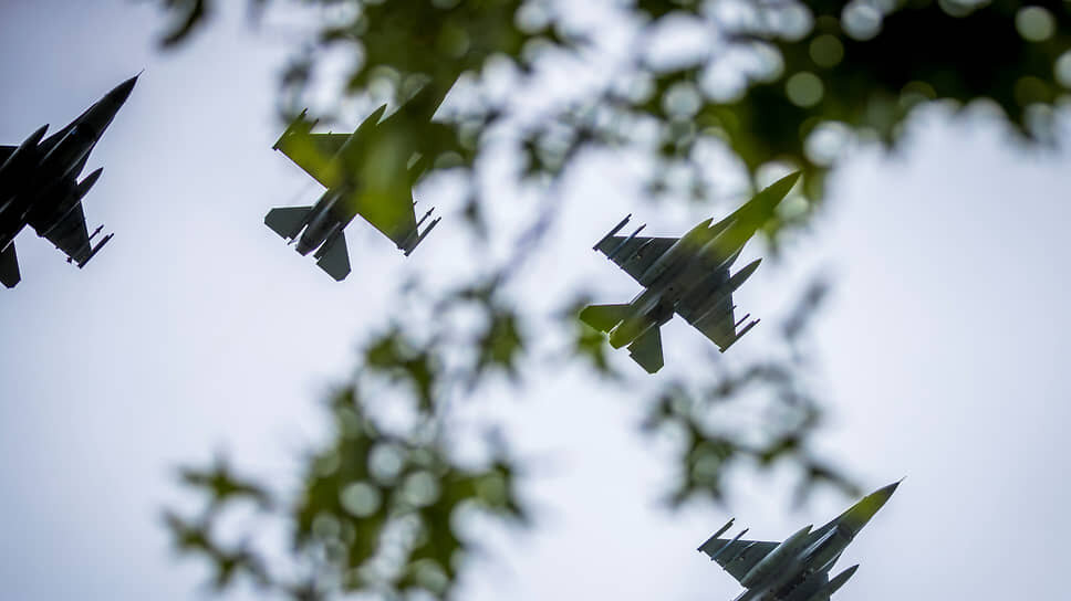 Фото: Marcel Van Hoorn / Pool / Reuters📷Истребитель F-16