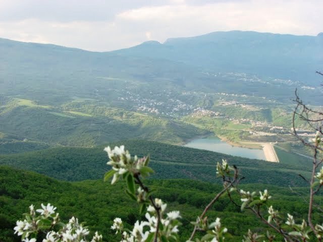 Вид на село Изобильное со скалы Ай-Йори