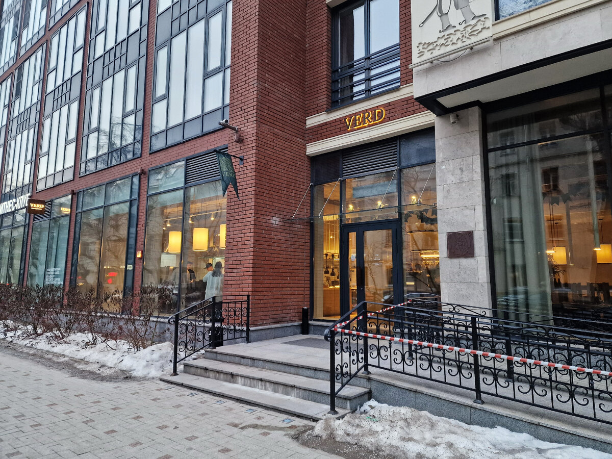 Вход в ресторан каталонской кухни Verd