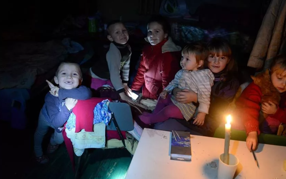 ДЕТИДОНБАССА В пожвалах. Донбас врйна дети в подвале. Дети прячутся в подвале.