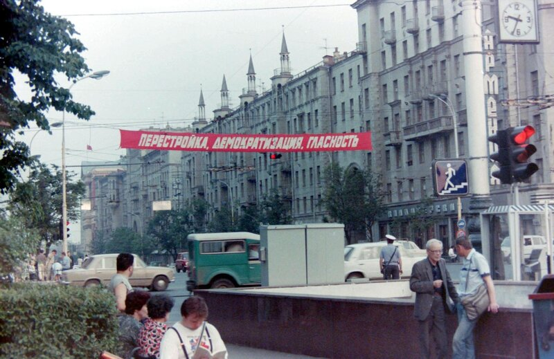 Типичная картина на улицах СССР в 1989 году 