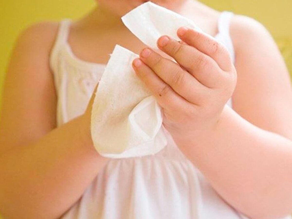 Вытирание полотенцем. Вытирать руки полотенцем. Ребенку вытирают салфетками. Вытирает руки салфеткой. Салфетки для детей.