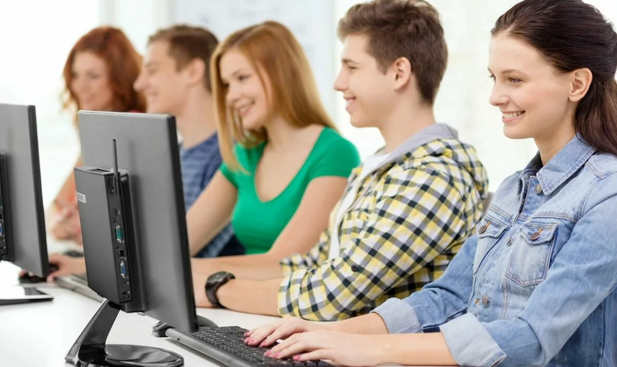 Почему разные курсы. Человек за компьютером. Компьютер для учебы. Подросток за компьютером.