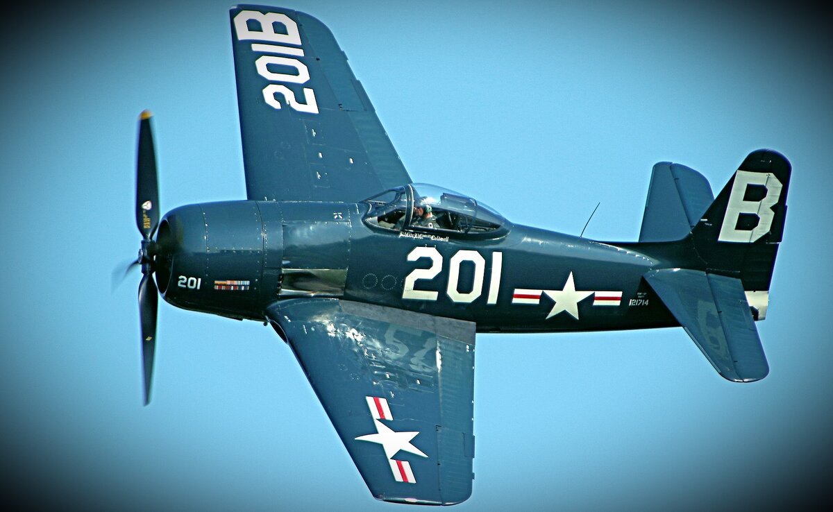 Grumman F8F Bearcat. By Airwolfhound from Hertfordshire, UK - Bearcat - Fly Navy Day 2016, CC BY-SA 2.0. Общественное достояние