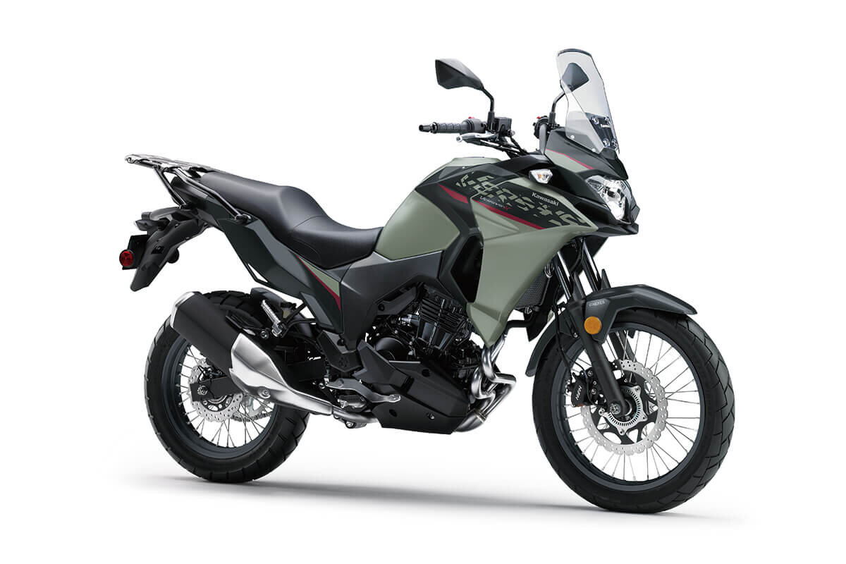 VERSYS Kawasaki Versys-X 300 — это легкий мотоцикл с небольшим и отзывчивым двигателем объемом 296 куб. см, который способен справиться с любым приключением.