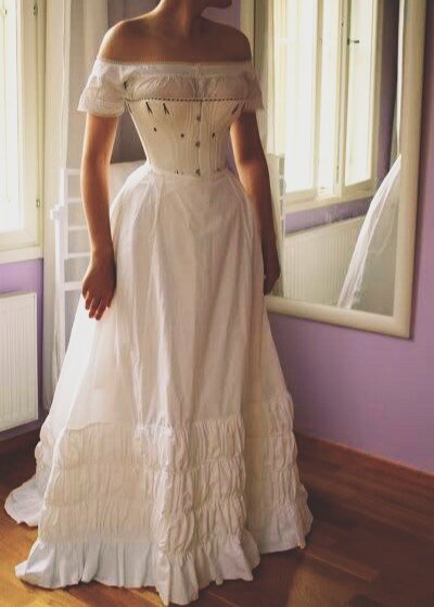 Нижняя юбка поверх корсета (фото из открытых источников)