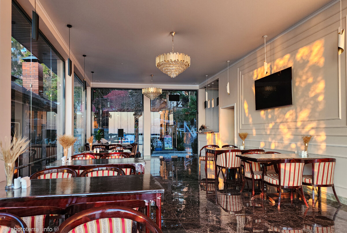 Зал с претензией. Кафе Чудо дворик. Новый Афон. Фото: Корчагина Татьяна