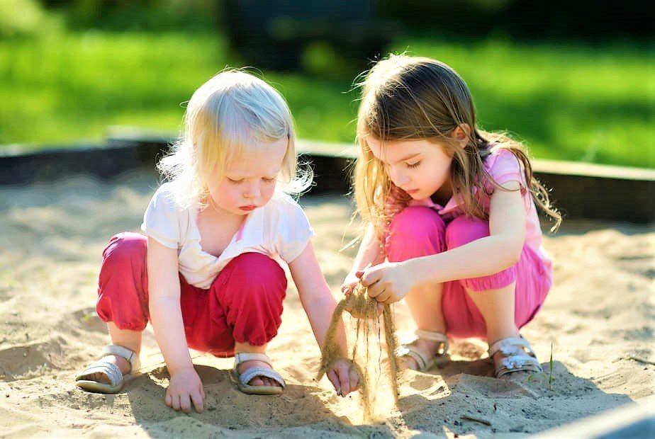 девчонки в песочнице. настоящие подруги. подруги сестры играть. девочки подружки. три девочки.