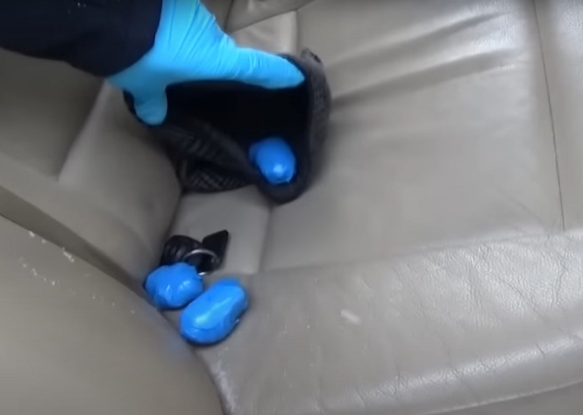     Свертки с наркотиками лежали в шапке на заднем сиденье