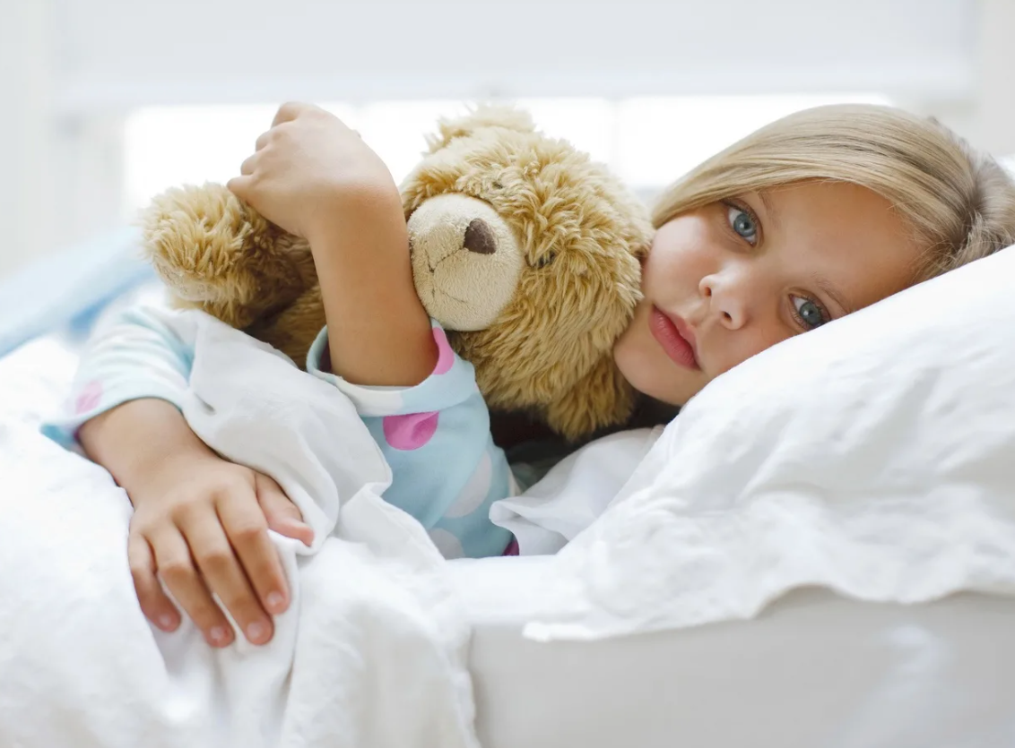 маленькая девочка болеет. девочка заболела. человек болеет. ребенок болеет. больной ребенок.