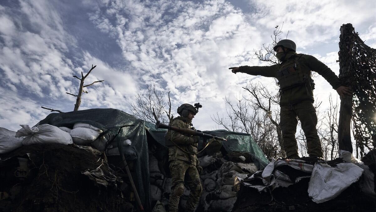    Украинские военные под Марьинкой© AP Photo / Libkos