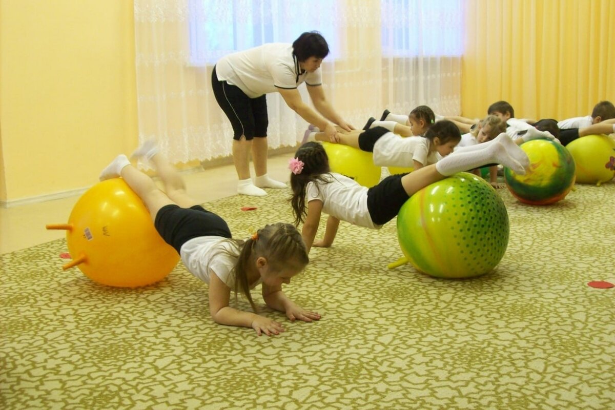    Воспитатель Асекеевского детского сада Ризида Сираева учит молодежь работать с детьми Марина Шарт