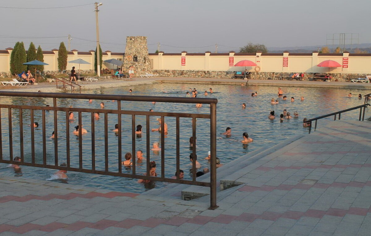 янтарное кабардино-балкария термальный источник. янтарный аква термальный источник. поселок янтарный кабардино-балкария термальный источник. горячие источники янтарный в кабардино-балкарии. минеральные воды.