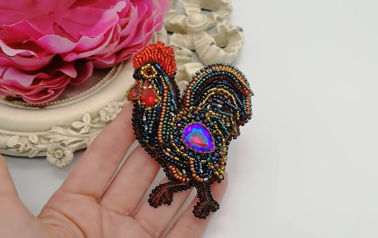    Брошь из бисера "Петух"Источник: Кадр из видео