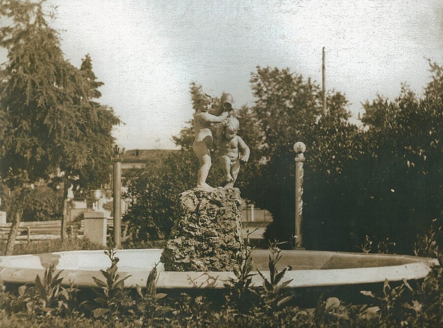 Фонтан на площади Борцов Революции в 1950-е годы. Фото А. Космакова