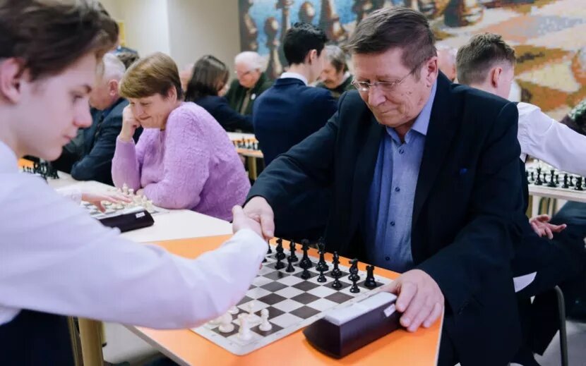    Ветераны шахмат сыграли против школьников в Ижевске. Фото: Маша Бакланова