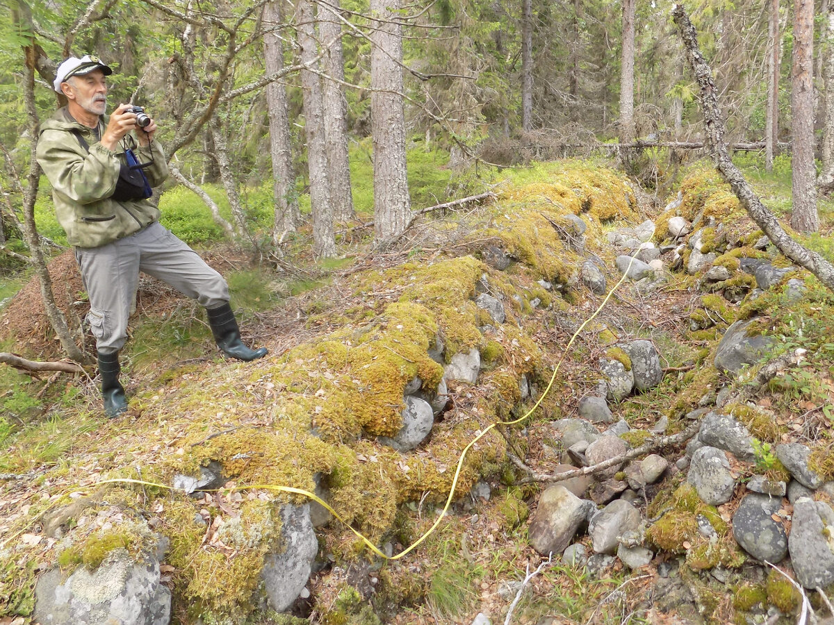 А.Я. Мартынов фиксирует очередной оборонительный объект. Реболда, 25.06.2021 г.