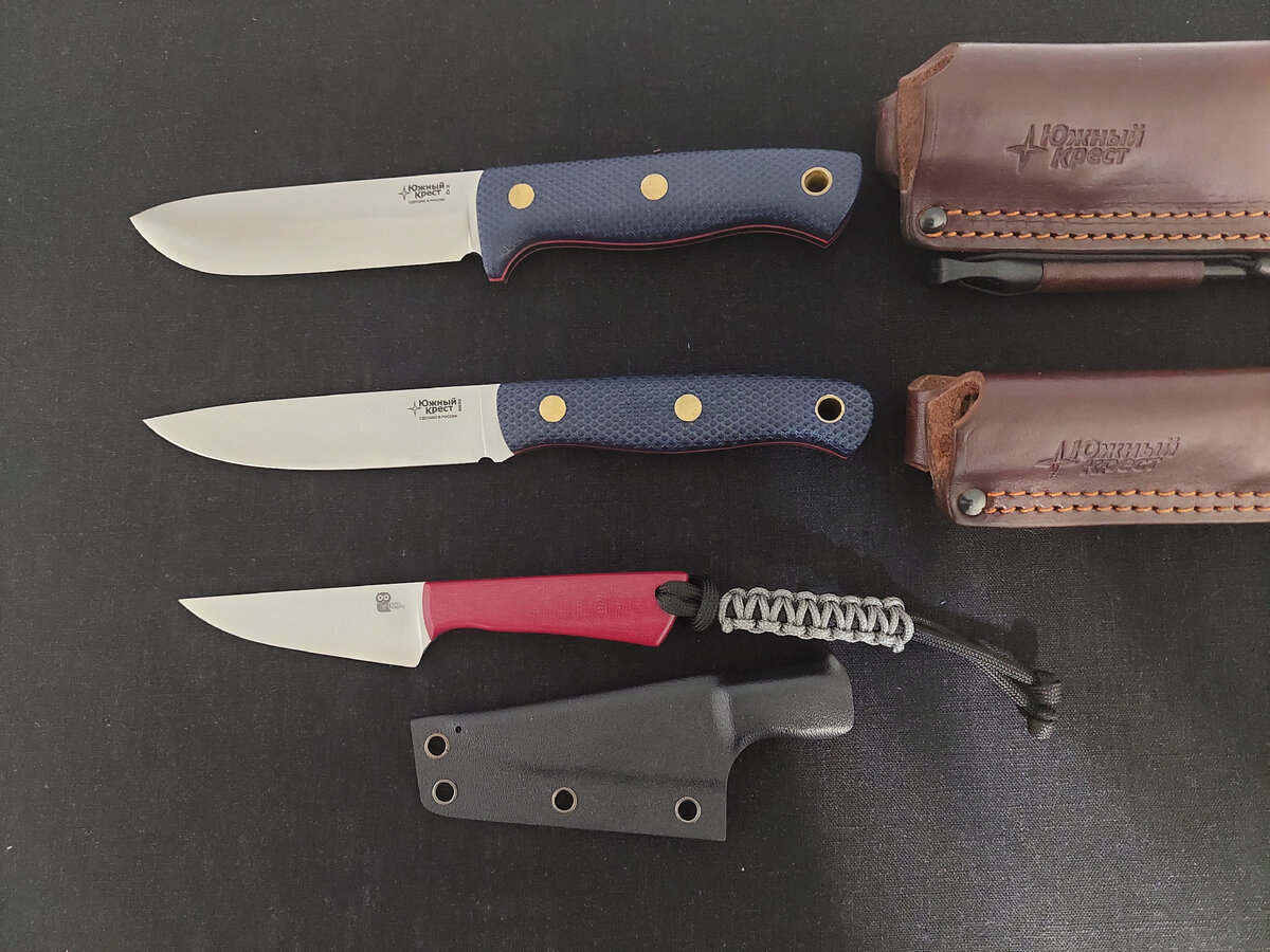 Здесь и далее сверху вниз: Кедр, Slender S (Южный Крест), Pocket (Owl Knife). Рядом с ножами их ножны.