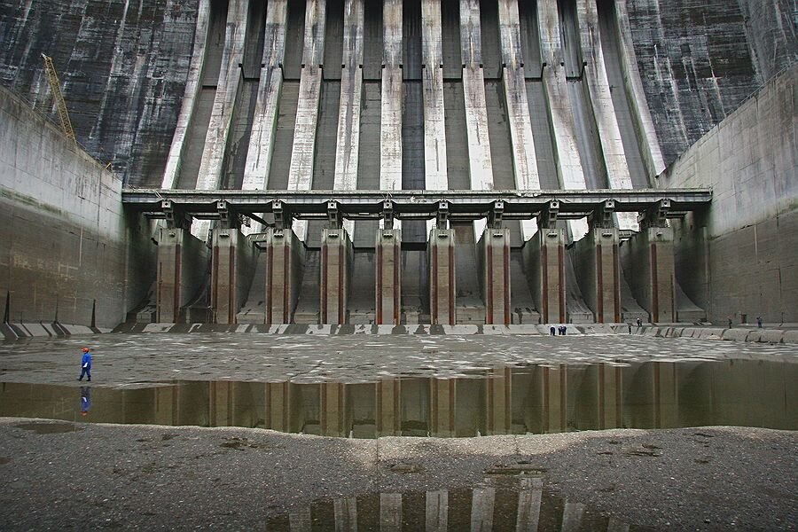 Саяно шушенская сброс воды. Саяно-Шушенская ГЭС водосброс. Водобойный колодец Саяно Шушенской ГЭС. Эксплуатационный водосброс Саяно-Шушенской ГЭС. Плотина Саяно-Шушенской ГЭС.