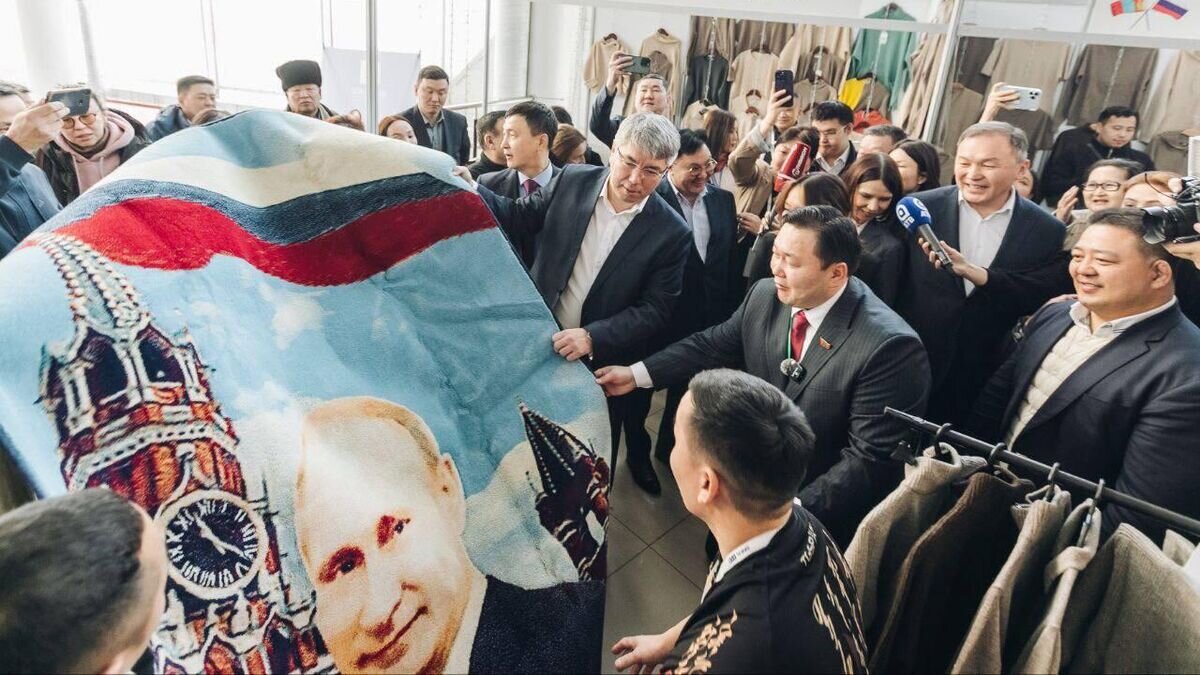    Глава Бурятии Алексей Цыденов на ярмарке в Улан-Удэ купил ковер монгольского производства с портретом Путина© Фото : Алексей Цыденов/Telegram