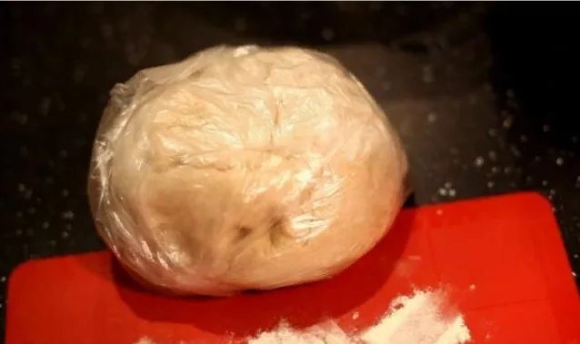 Молоко выливаем в кастрюлю, ставим на огонь. Пока нагревается молоко, в чашке взбиваем яйца с сахаром и ванилином, добавляем 3 столовых ложки муки, снова взбиваем, пока не останется комочков. В получившуюся массу добавляем молоко и ставим вариться на маленьком огне.

Не переставая его перемешивать (крем пригорит) нужно варить его до загустения. Данный процесс примерно занимает 15-20 минут.