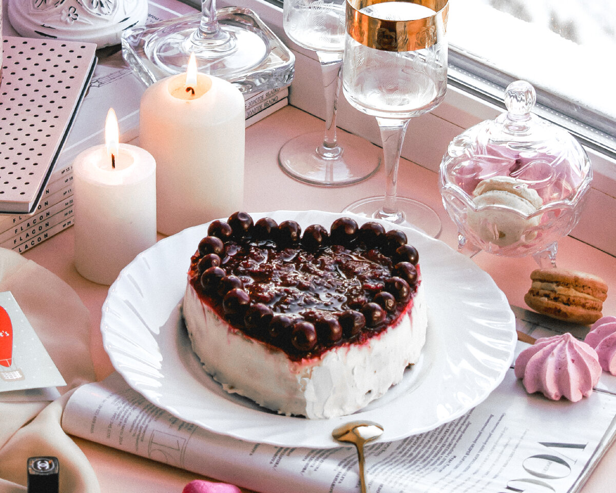 Здесь торт сделала формы сердца. На верхний слой намазала малиновое варенье и украсила размороженной вишней.