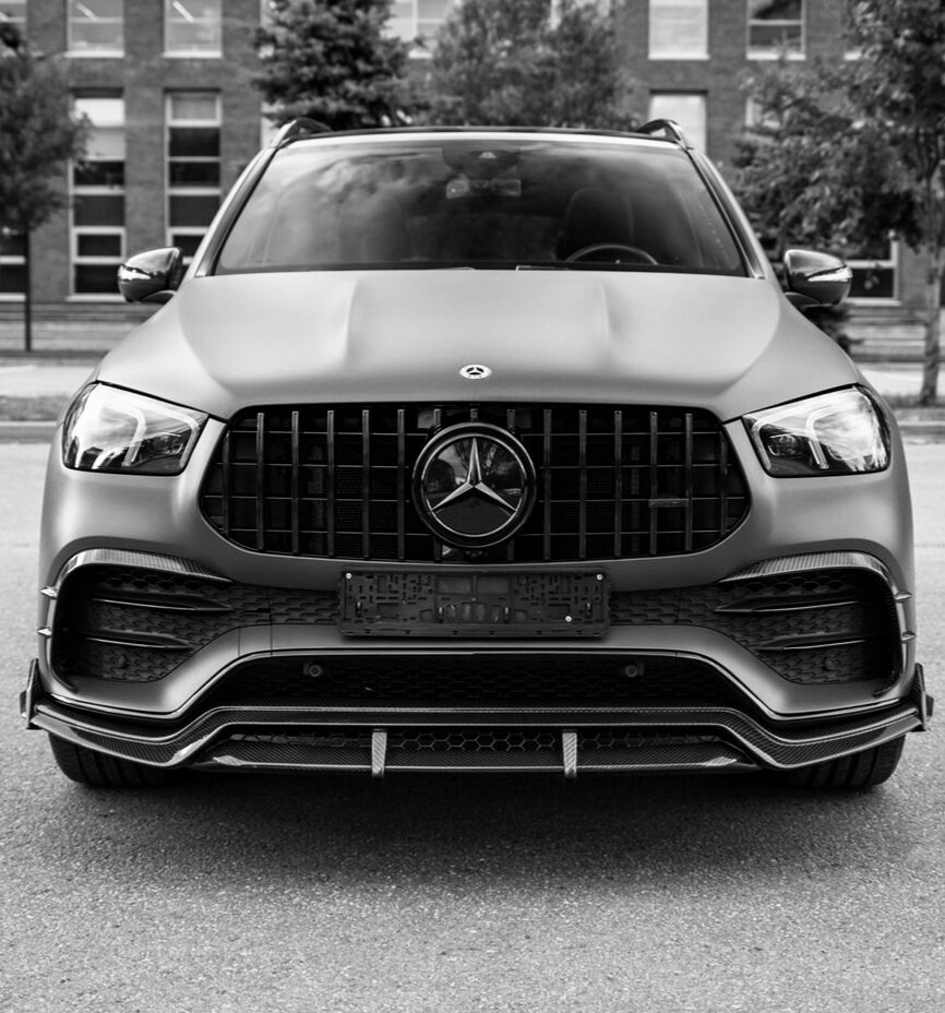 Установленная передняя губа с клыками в зоне воздухозаборников бампера. Все элементы выполнены в классическом карбоне и не требуют доработок в установке.