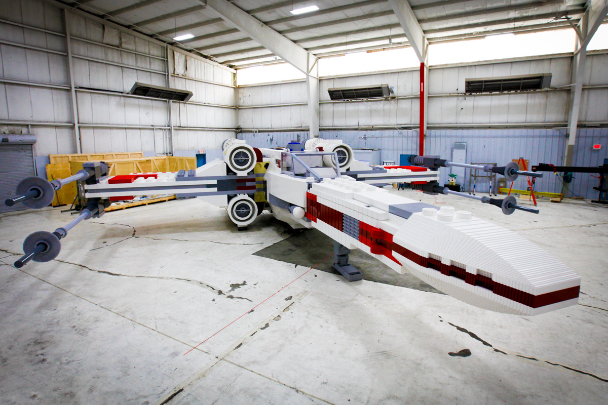 Истребитель из ЗВ, полностью сделанный из моделек Лего, в масштабах 1 к 1