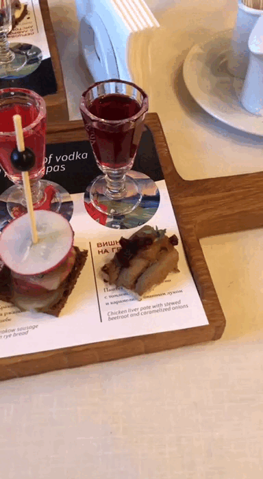 Ассорти из пяти видов тапасов с настойками по рекомендации шеф-повара - 750 руб.