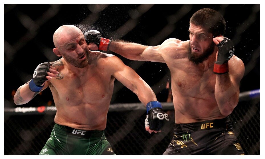    Ислам Махачев победил Александра Волкановски единогласным решением судей и защитил пояс. Фото: Reuters