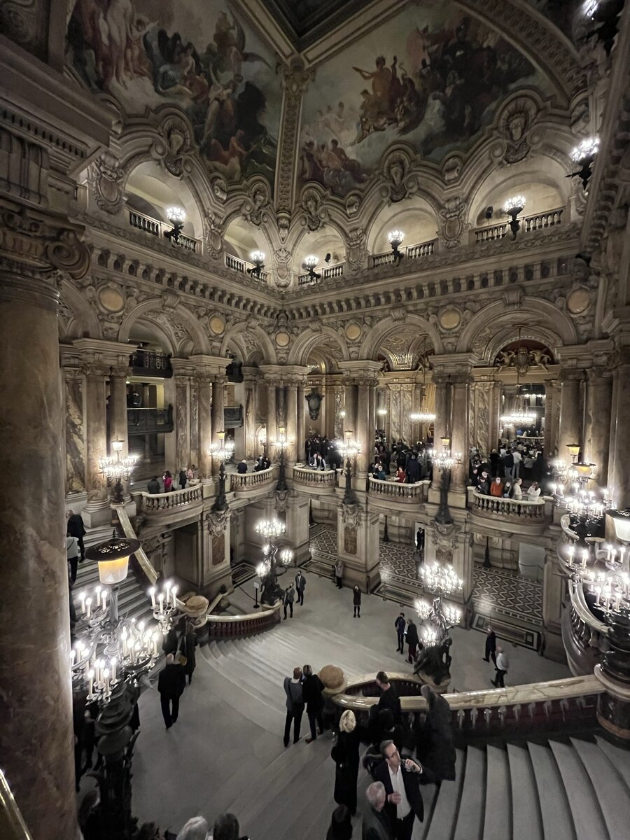 Внутри здание Оперы Гарнье 