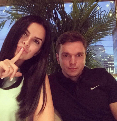 «Антона еще до меня столько раз уводили, но, видимо, плохо делали это», – заявила девушка.Антон Гусев и Виктория Романец сыграли тайную свадьбу около месяца назад 