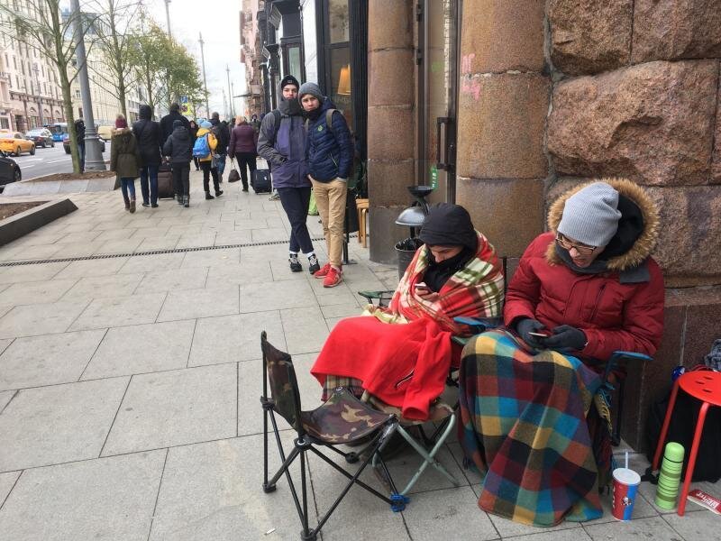 В пятницу, 3 ноября, порядка 500 человек стоят в очереди, дожидаясь старта продаж iPhone X в Москве. Фото: Агентство городских новостей "Москва"
