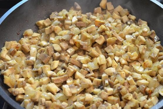 обжариваем грибы и остужаем