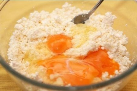 Шаг 1 Разминаем творог, добавляем яйца и хорошо перемешиваем.