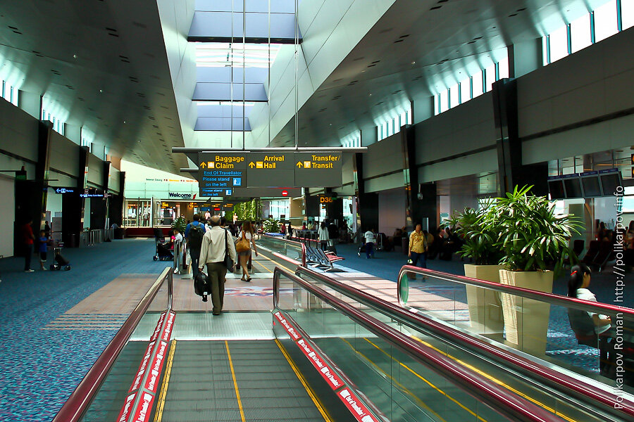 Обычно путешественника первым делом встречает аэропорт. Мы прибыли в аэропорт Чанги из Малайзии. Первым делом замечаешь его размер и уют. Это один из самых больших аэропортов в мире, но внутри все продумано, удобно, длинные переходы оборудованы травалаторами и все полы застелены ковровым покрытием. Это удивительно, больше не встречал такого нигде.
