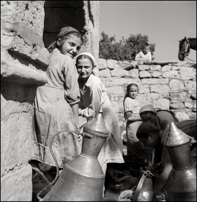 Крымские татарки у источника. Фото Герберта Листа, 1943 г.