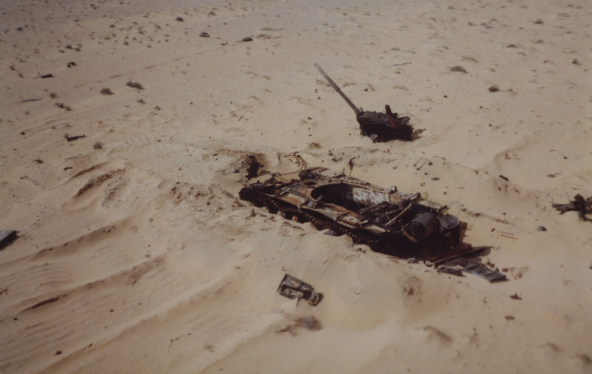 Большинство танков Т-72, с которыми сталкивались войска Коалиции, находилось на заранее подготовленных позициях советского типа, видна была очень малая часть башни, и, таким образом, результаты обстрела вызывают сомнение, что окоп обеспечивает для танка в бою лучшие условия, нежели маневрирование на поле боя: у всех у них одинаковая участь. В данном случае сила взрыва запаса боеприпасов сбросила башню с корпуса и вы-вела из строя моторно-трансмиссионное отделение