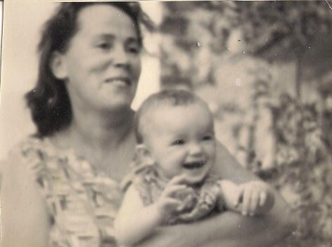 
Я напишу тебе письмо,  жаль ты его не прочитаешь,

Со мною нет тебя давно, но верю, Сверху наблюдаешь,

Как мне хотелось бы прийти, присесть с тобою рядом в кресло,

И рассказать тебе о том, что жизнь моя идёт чудесно!

О счастье рассказать в семье, о личных, жизненных удачах.

Ты похвалила бы меня,   сказала бы как много значат

Мои успехи для семьи, и вновь желала б ветра в мачтах! 

Я бы ушла, с теплом в душе, а ты закрыв за мною двери,

Взяла бы в руки телефон, и позвонила тете Вере...

Как хочется  тебя обнять, но нет тебя со мною рядом....

Но знаю, сверху ты следишь за мной всегда любимым взглядом.


© Copyright: Надежда Мунцева, 2016
Свидетельство о публикации №116040707822 