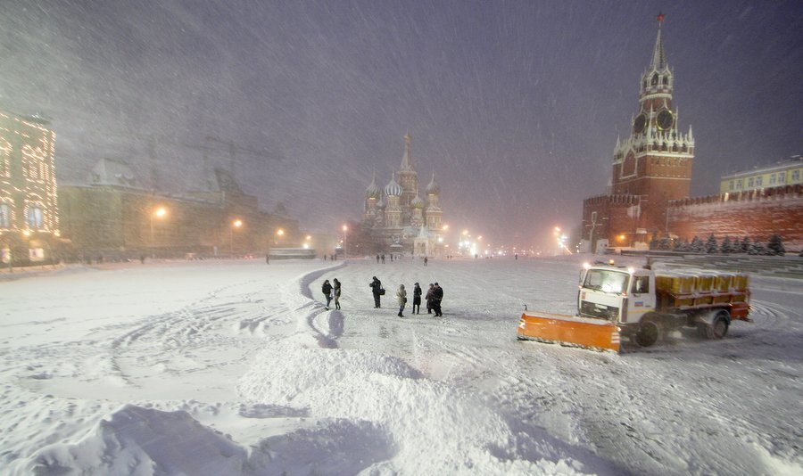 В Москве за минувшие сутки выпало колоссальное количество осадков. "Такой погоды мы еще не видели!" - комментируют москвичи. 