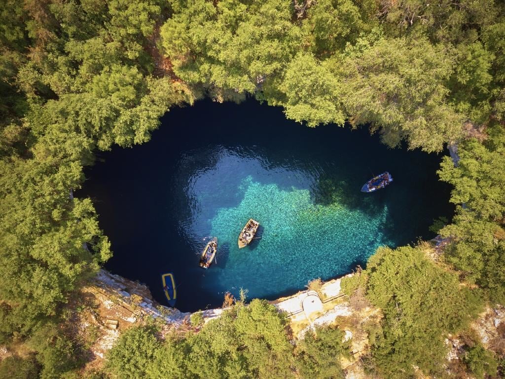 Словно чьё-то зоркое око притаилось озерцо посреди леса