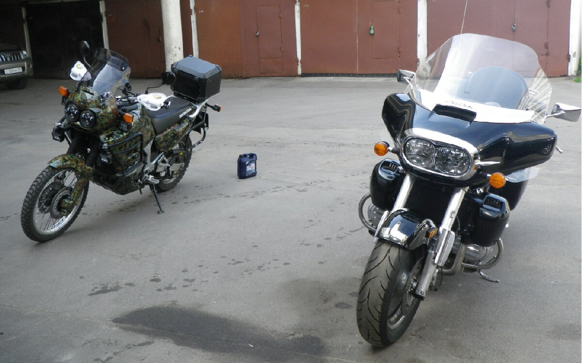 У Африки сейчас несколько иная мордочка – без светодиодных модулей, они быстро померли (деньги из кетайцев выколотил сполна!). Пока вернул обратно штатную оптику, хотя и со светодиодными лампами. А вместо белой Cycra стоит чёрный SW-Motech. Валя без изменений