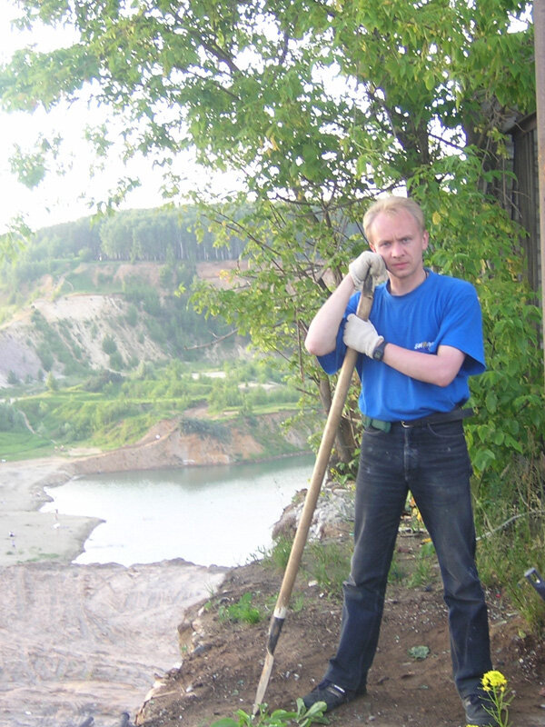 Первая встреча с кинематографом лежала через этот инструмент. Очистка площадки от грязи - первейшая задача ассистента художника. 
