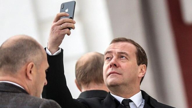 Медведев предложил запретить американские товары в ответ на санкции