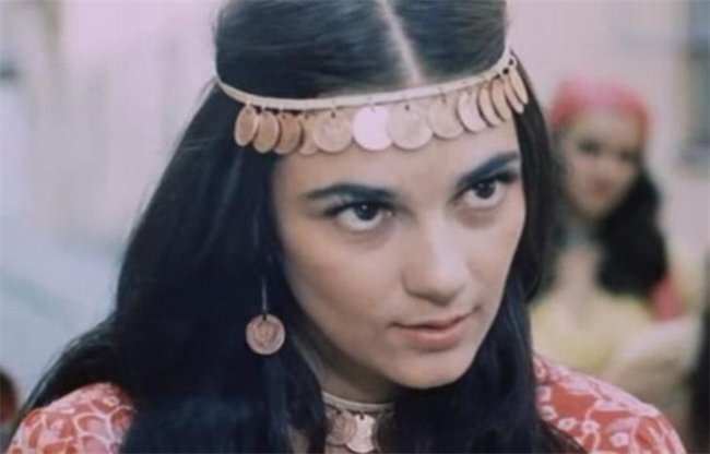 кадр из фильма «Табор уходит в небо»