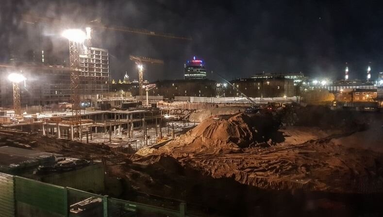 Вид из окна детской больницы ночью