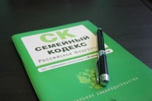 В частности, ст. 99 Семейного кодекса Российской Федерации указывает, что соглашение об уплате алиментов на ребенка заключается между лицом, обязанным уплачивать алименты и их получателем, а при недееспособности лица, обязанного уплачивать алименты и(или) лица получающего алименты — соглашение об уплате алиментов на ребенка заключается между законными представителями этих лиц. Не полностью дееспособные граждане заключают соглашение об уплате алиментов на ребенка с согласия их законных представителей.