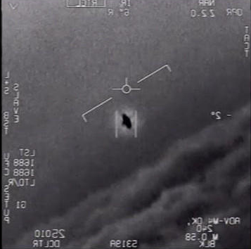 Изображение, взятое из видеоролика, выпущенного Программой идентификации перспективных аэрокосмических угроз Министерства обороны США в 2004 году вблизи Сан-Диего между двумя истребителями ВМФ F / A-18F и неизвестным объектом.