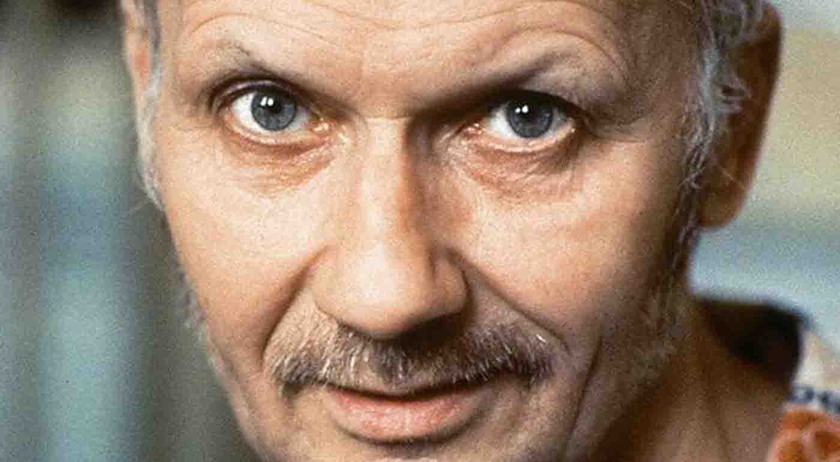 ПОСМОТРИТЕ НА НЕГО. МОГЛИ БЫ ВЫ ПОДУМАТЬ, ВСТРЕТИВ ЕГО НА УЛИЦЕ, ЧТО ОН ОДИН ИЗ САМЫХ ЖЕСТОКИХ УБИЙЦ В МИРЕ?