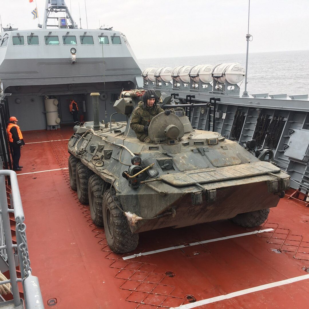 БТР-82А на борту малого десантного корабля "Денис Давыдов" проекта 21820